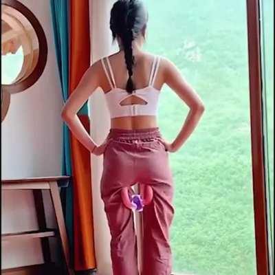 Сначала решил, что губами хлопает