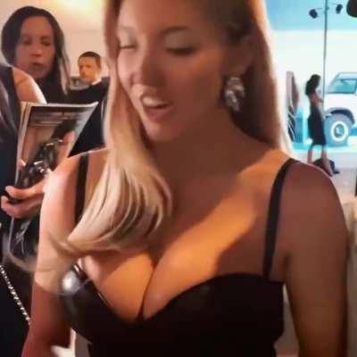 Sydney with Fans. (August 2023)