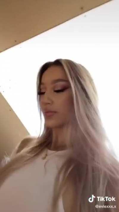 Evie wants to give you head 😍😍😍