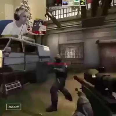 Cellbit jogando qualquer jogo de tiro