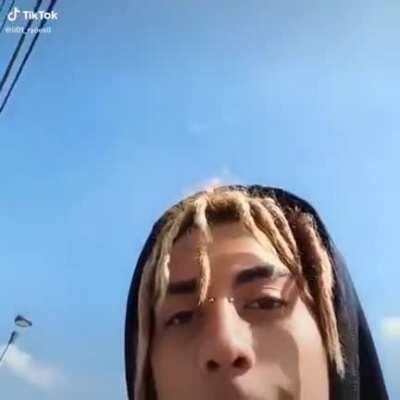 El cristian cada vez que conversa con el moai: