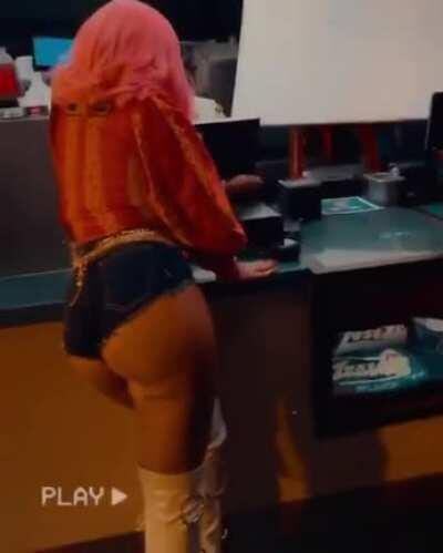 I know it was posted already but that booty so nice it can be posted twice 😍👅