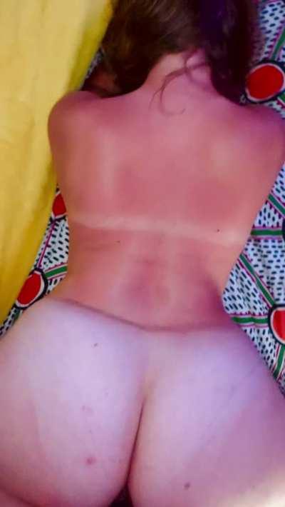 Pardon my tan lines. Hope the big butt makes up for it 😘😘
