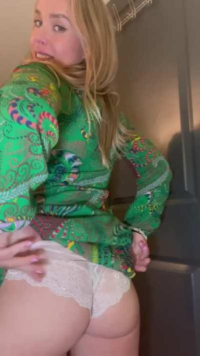 Eats cake on the first date