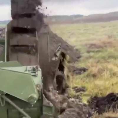 An engineering position regiment of Ukraine's Armed Forces uses an MDK-3 machine to install fortification equipment close to the frontlines The fortifications will protect 🇺🇦 troops and military equipment from Russian mortar & artillery fire.