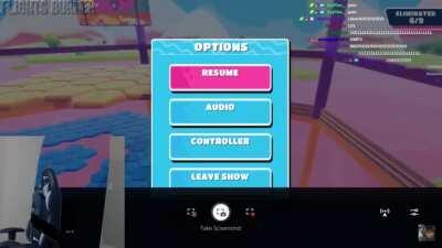 This nigga just beat the shit out of his desk 😂