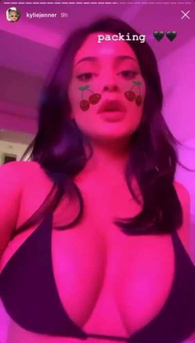 Nobody knows how bad i want and need those juicy titties inside my mouth. 🤤🤤🤤