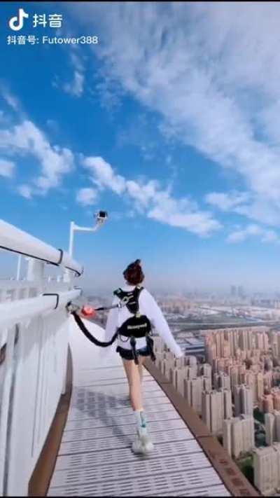 Человек высоко