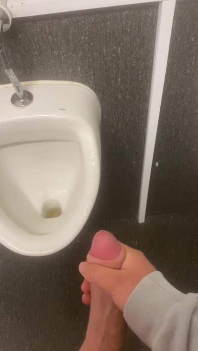 Such a fat load 💦 I love hearing the cum slap the floor 😍