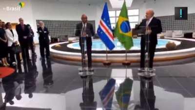 Lule, cometendo o que a imprensa chama de 