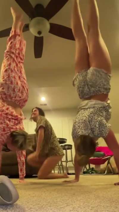 tatum, handstand 🍑