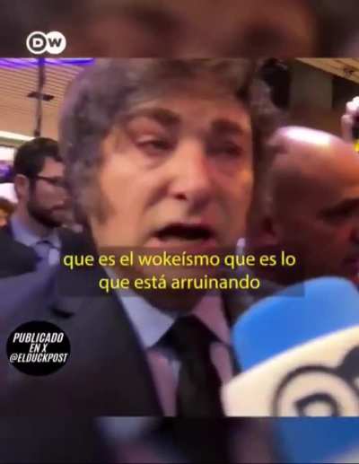 Una reportera se cayo al piso intentanto llegar a Milei para entrevistarlo.