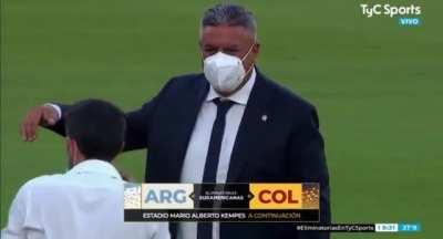 Chiqui Tapia sacandose fotos abrazando al aire para agregar personas después