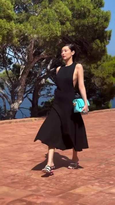 Jennie side boobs 🥵