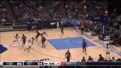 [Highlight] DLo finds Jarred Vanderbilt sneaking into the paint for a twirling lay-up.