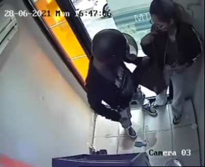 No olvidar asegurar el cajero, cuando se está retirado dinero...