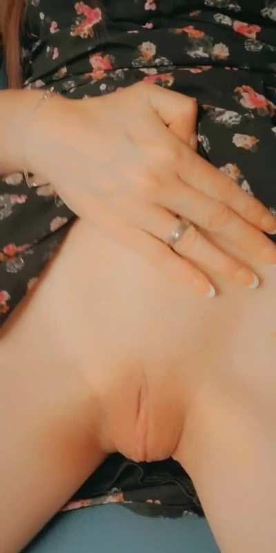 Starting the weekend by showing you my milf pussy 😘 (36f)