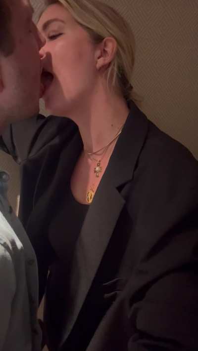 Kissing my fwb in public is part of my kink