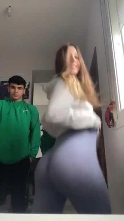 Dudes ruining the moment 🤦