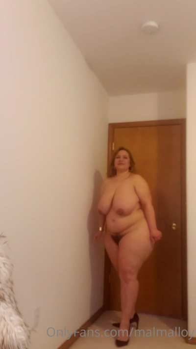 Casually showing off her curves