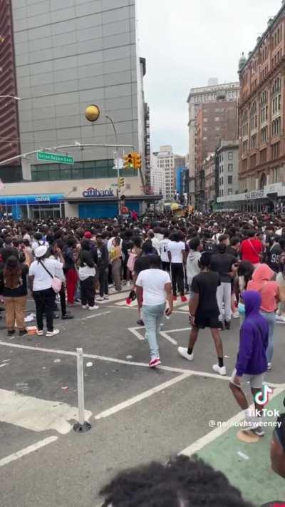 New York overflowed by main characters