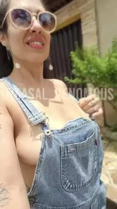 [GIF] Flashing on the streets with my gardening braless outfit