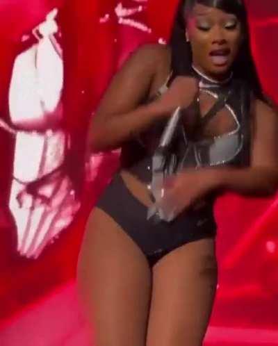 Its not online her ass that bounces