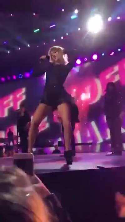 Taylor Swift grinding on you like this at the club would feel amazing