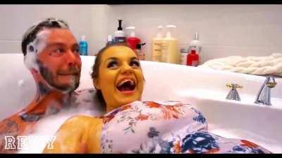 Jocke och Jonna har det kul i badkaret