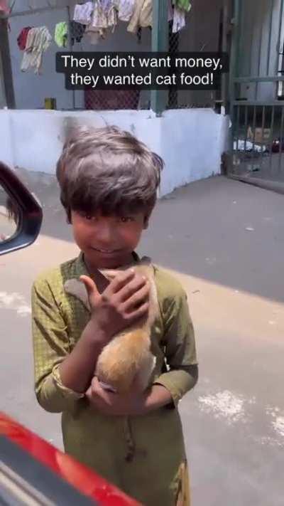 Homeless kids didnt ask for money but asked for food for their pet kittens
