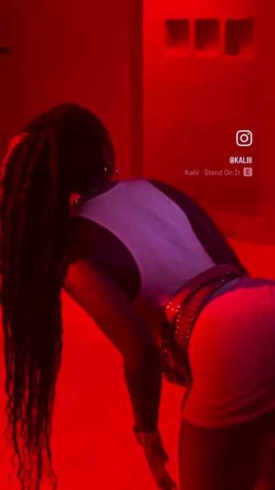 🍑 shaking bent over