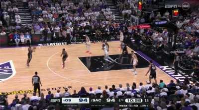 [Highlight] Fox fakes a pass to a rolling Len and then hits Monk with a no-look all while floating in air.