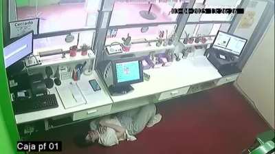 José C. Paz: Delincuentes intentaron asaltar una agencia de loterías a los mazazos, pero el rápido accionar de la empleada los puso en fuga