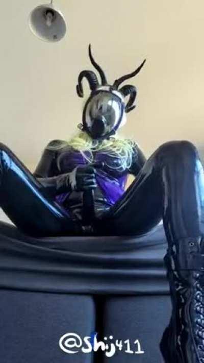 [OC] lick my heels, and finish with my strapon 💜