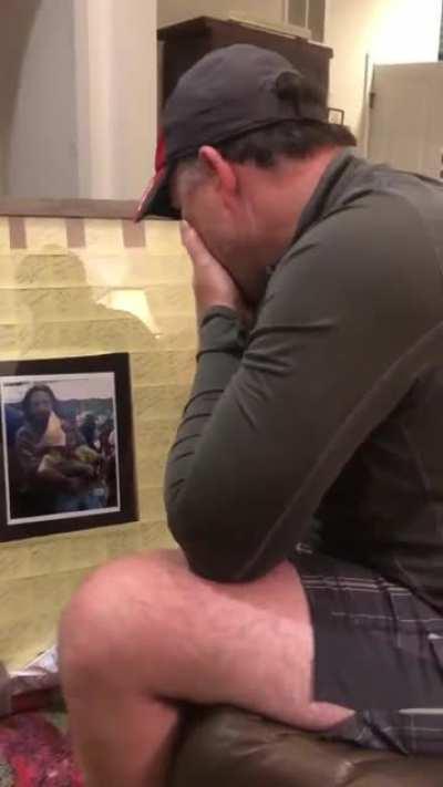 During middle school, Sophia’s stepdad used to leave her a note on her door each day to inspire her. well, she kept those notes & It’s been 6 years since then. She gave him those notes back