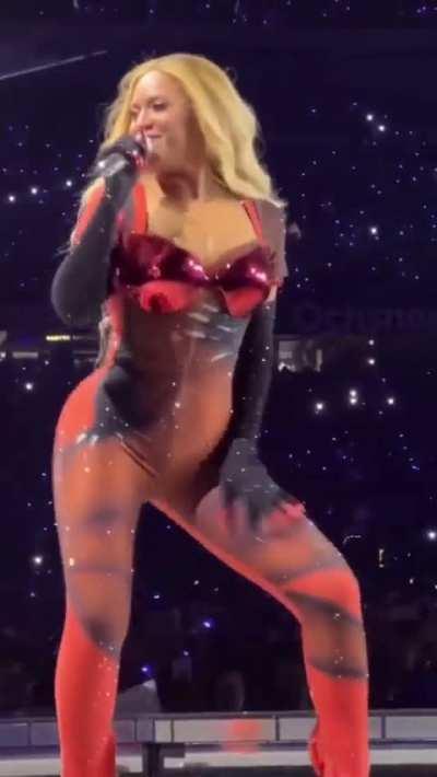 Beyonce performing Drunk In Love in New Orleans