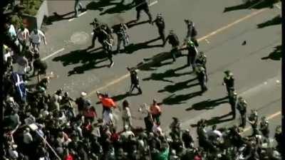 Anti-lockdown protesters clash with police in Melbourne (Now)
