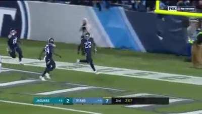 [Highlight] Derrick Henry rumbles down the sideline, stiff arming several Jags defenders en route to a 99 yard TD.