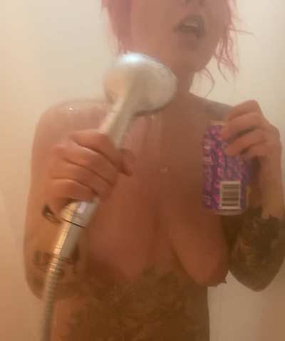 Sometimes you just gotta karaoke some TLC in the shower 🤷‍♀️ This Logboat Giraffe is one of the best low cal beers I’ve ever had 