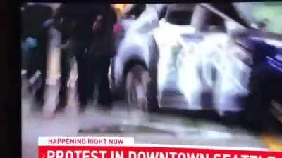 Security guy Disarms Looter