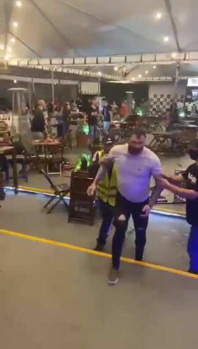 Briga aleatoria com sertanejo no fundo...