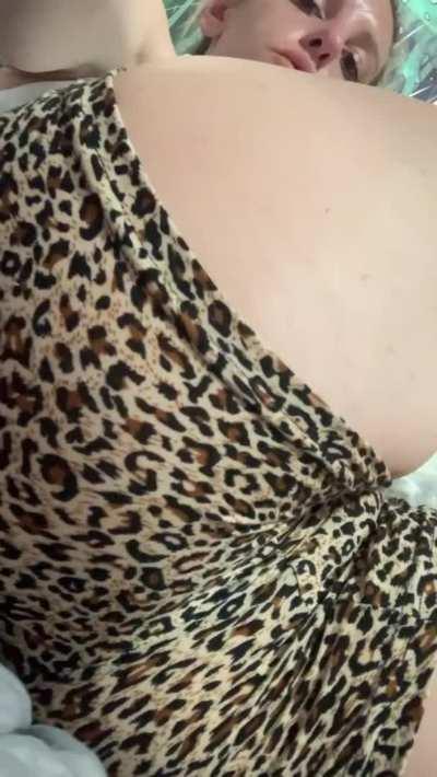 Yoga pants farts (click redgifs for sound 👂 )