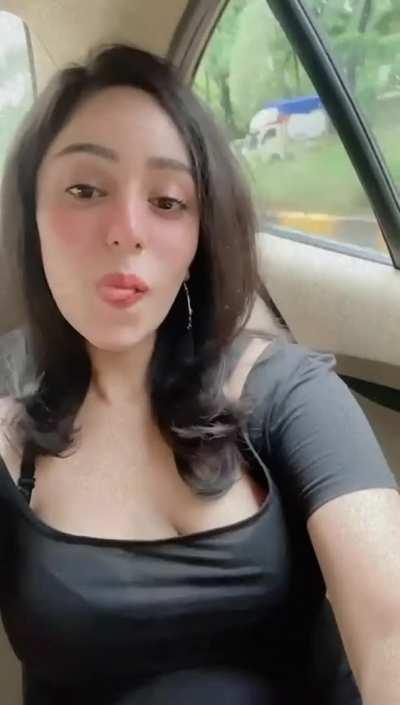 What would u do to this Slutbag in that taxi? 💦 @pooojaaaaaa