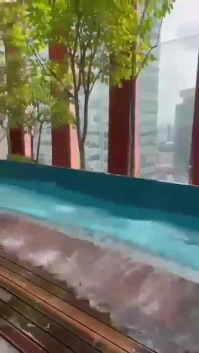 Alberca durante el sismo