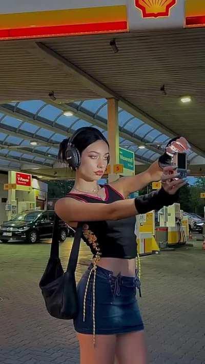 Kayla Shyx: yOuR siGn tO tAkE pIctUrEs aT a GaS sTaTiOn