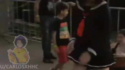 Qual a música do fundo?