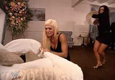 Dawn Marie knocks Torrie out with a lamp at her father's funeral. Poor bimbo Torrie 🤣🤩😍