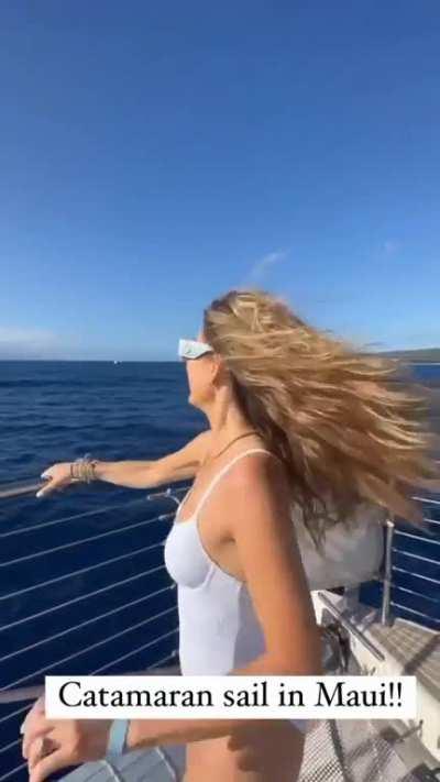 Maria Menounos - Με τις πατουσάρες της και την κωλάρα της