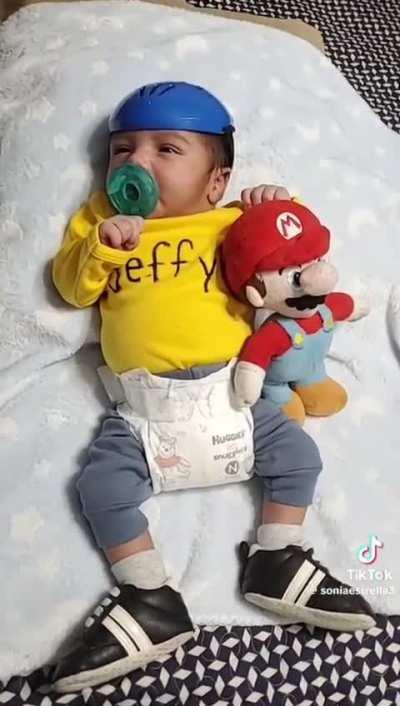 Leave lil bro alone😭