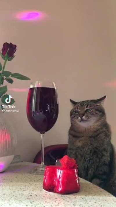 POV: tu sėdi giminės baliuje